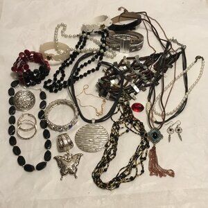 Very nice lot of lovely jewelry - necklaces, bracelets, pearls, beads, etc.